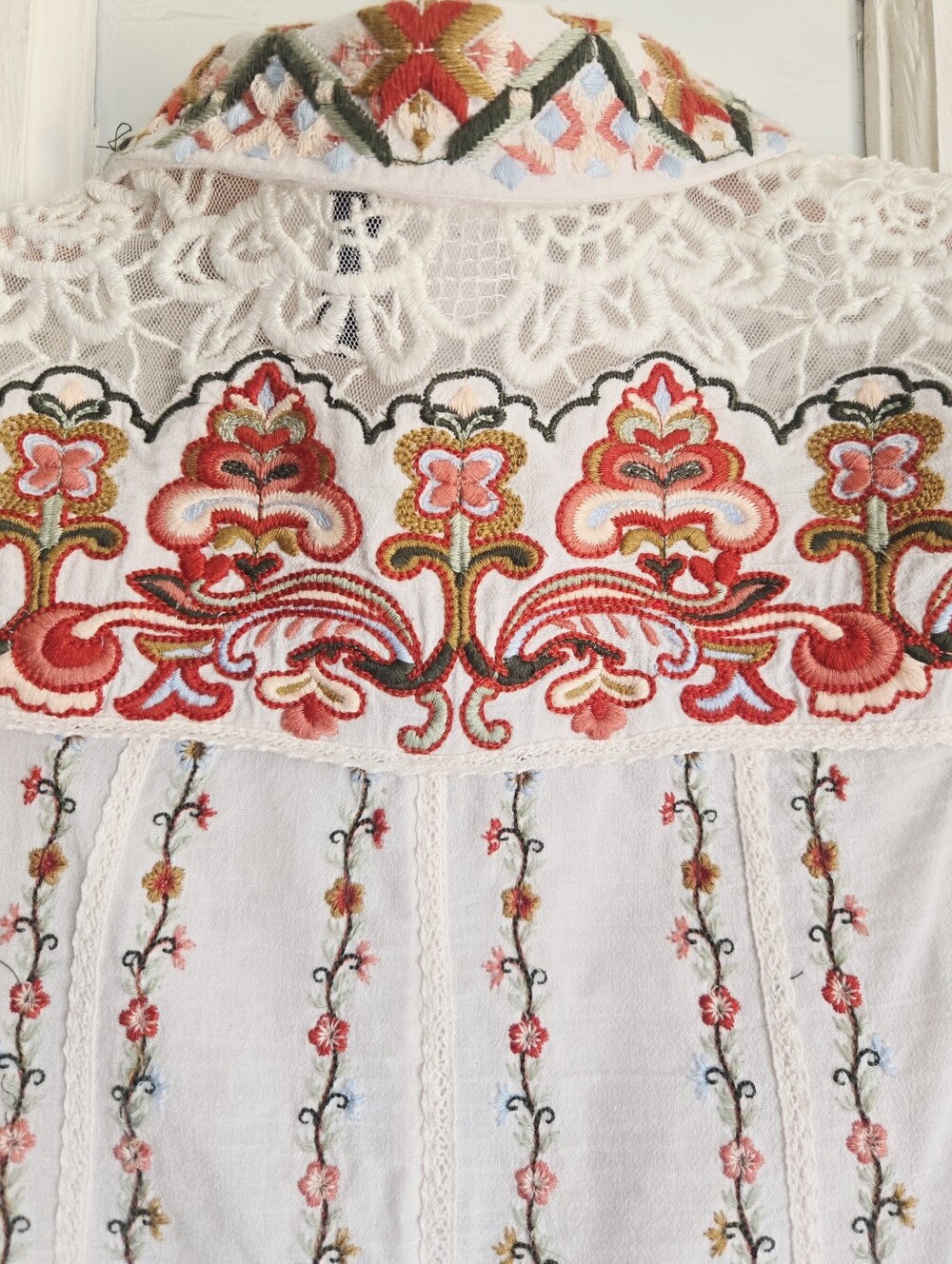 Anthropologie Akemi + Kin Boullion Floral Embroidered Crochet Lace Button Down 6 - Picture 10 of 14